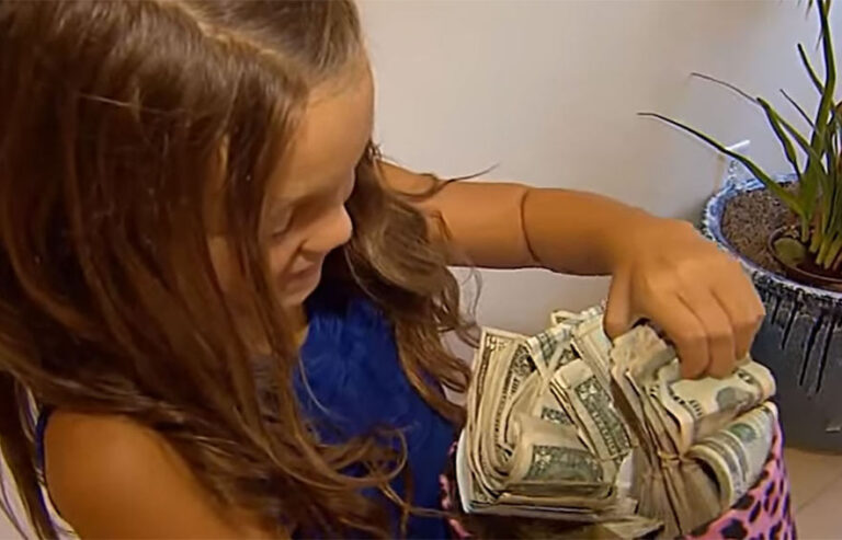 Little girl comes home with a stack of cash, her explanation gets everyone surprised!