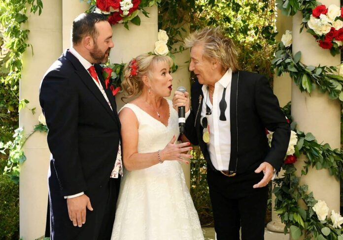 when-rod-stewart-surprised-everyone-with-a-live-performance-at-couple’s-wedding