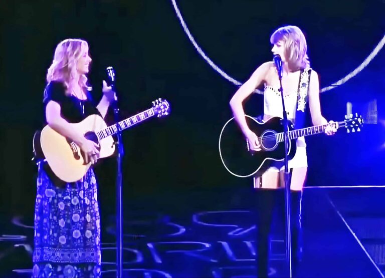 watch-the-shocking-moment-taylor-swift-and-lisa-kudrow-perform-friends-hit-“smelly-cat”