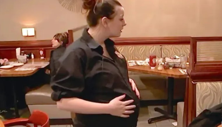 Pregnant Waitress Charges $8.75 For Lunch But Cop’s Tip Leave Her Running To Boss In Tears